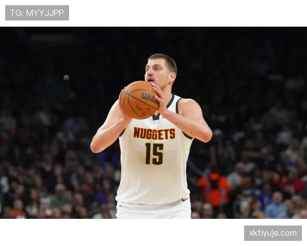 威斯布鲁克持球突破面对约基奇效率下滑